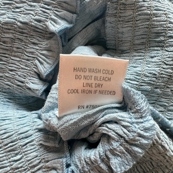 SOLD NEW NWT Francesca’s Blue Rain Chambray Smocked Cropped Long Sleeve Top XS - Picture 7 of 8